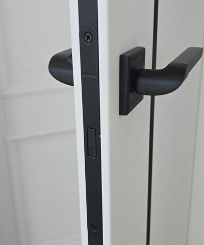 Дверь межкомнатная белая Портика Порта ПТА ПТА-50.11 В (кромка черная, замок магнитный черный), цвет шеллак вайт, полипропилен, глухая #2